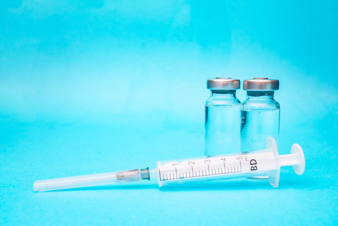 Syringe with 2 clear vials